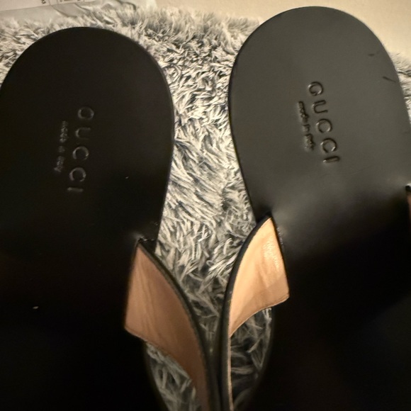 Gucci Black Leather Sandals with Gold Emblem - Picture 13 of 16